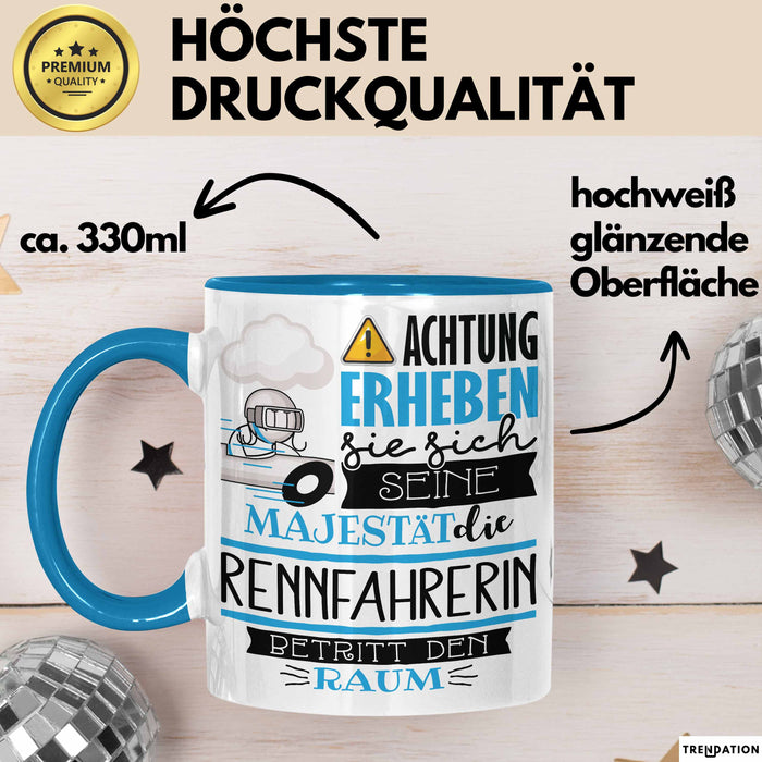 Rennfahrerin Tasse Geschenk Lustiger Spruch Bitte Erheben Sie Sich Seine Majestät Die Rennfahrerin Betritt Den Raum Blau Trendation