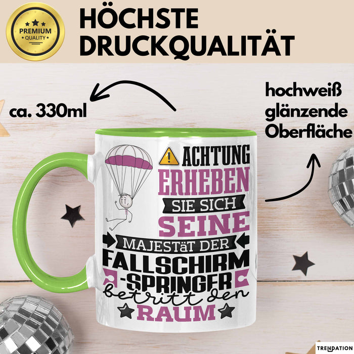 Fallschirmspringer Geschenk Tasse Lustiger Spruch Erheben Sie Sich Der Fallschirmspringer Betritt den Raum Grün Trendation