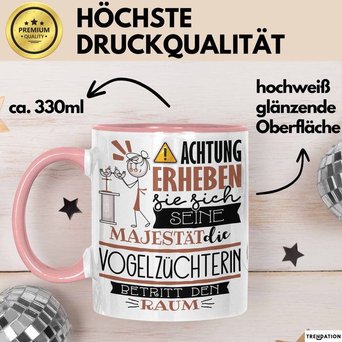 Vogelzüchterin Tasse Geschenk Lustiger Spruch Bitte Erheben Sie Sich Seine Majestät Die Vogelzüchterin Betritt Den Raum Rosa Trendation