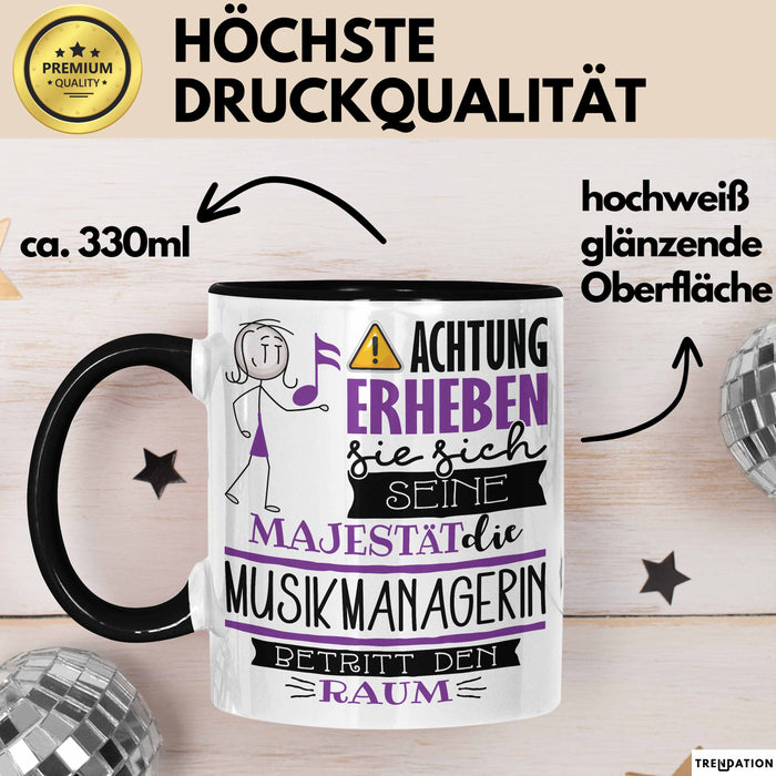 Musikmanagerin Tasse Geschenk Lustiger Spruch Bitte Erheben Sie Sich Seine Majestät Die Musikmanagerin Betritt Den Raum Schwarz Trendation