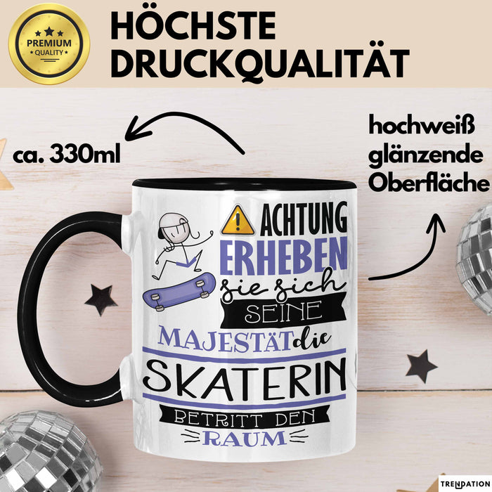 Skaterin Tasse Geschenk Lustiger Spruch Bitte Erheben Sie Sich Seine Majestät Die Skaterin Betritt Den Raum Schwarz Trendation