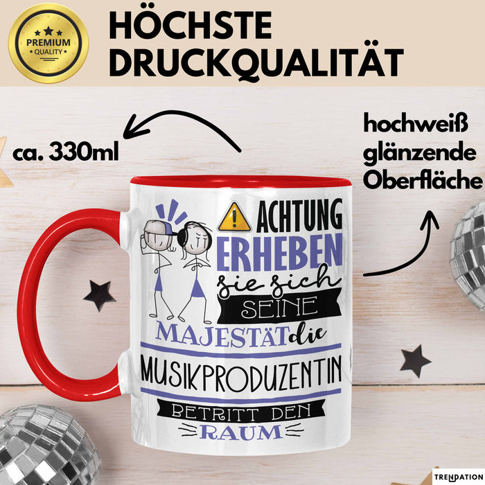 Musikproduzentin Tasse Geschenk Lustiger Spruch Bitte Erheben Sie Sich Seine Majestät Die Musikproduzentin Betritt Den Raum Rot Trendation