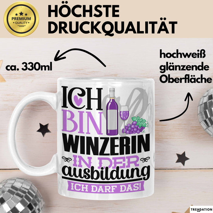 Winzerin Ausbildung Start Geschenk Tasse Ich Bin Winzerin In Der Ausbildung Ich Darf Das Kaffee-Becher Geschenkidee Weiß Trendation