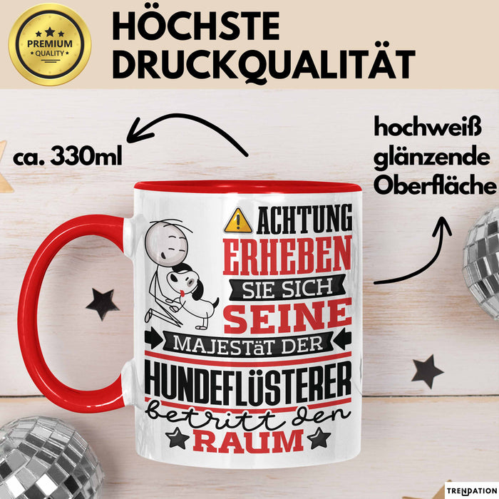 Hundeflüsterer Geschenk Tasse Lustiger Spruch Erheben Sie Sich Der Hundeflüsterer Betritt den Raum Rot Trendation