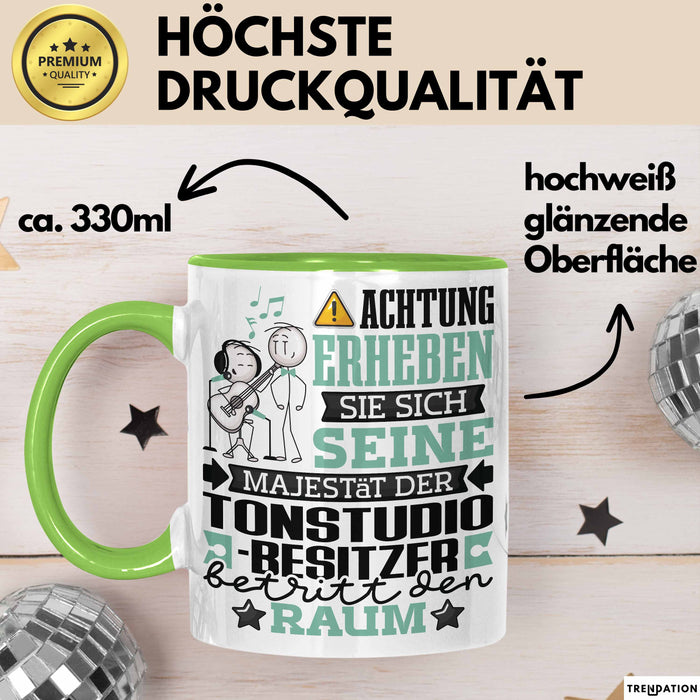 Tonstudio-Besitzer Geschenk Tasse Lustiger Spruch Erheben Sie Sich Der Tonstudio-Besitzer Betritt den Raum Grün Trendation