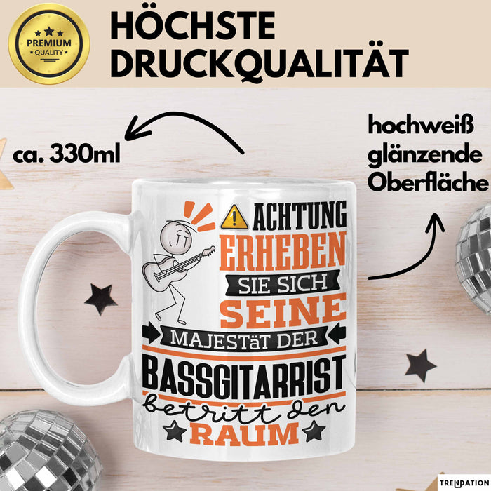 Bassgitarrist Geschenk Tasse Lustiger Spruch Erheben Sie Sich Der Bassgitarrist Betritt den Raum Weiß Trendation