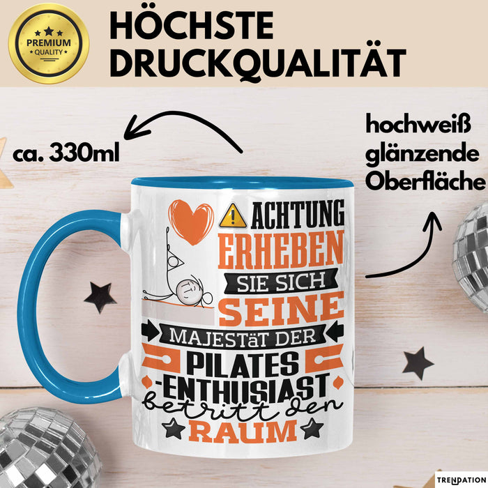 Pilates-Enthusiast Geschenk Tasse Lustiger Spruch Erheben Sie Sich Der Pilates-Enthusiast Betritt den Raum Blau Trendation
