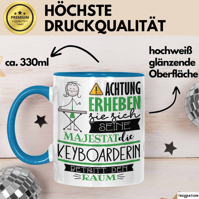 Keyboarderin Tasse Geschenk Lustiger Spruch Bitte Erheben Sie Sich Seine Majestät Die Keyboarderin Betritt Den Raum Blau Trendation