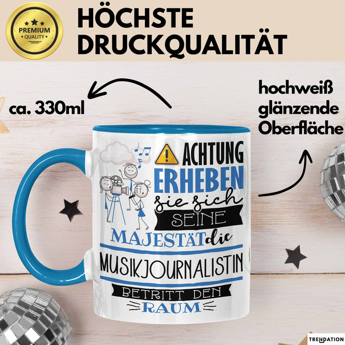 Musikjournalistin Tasse Geschenk Lustiger Spruch Bitte Erheben Sie Sich Seine Majestät Die Musikjournalistin Betritt Den Raum Blau Trendation
