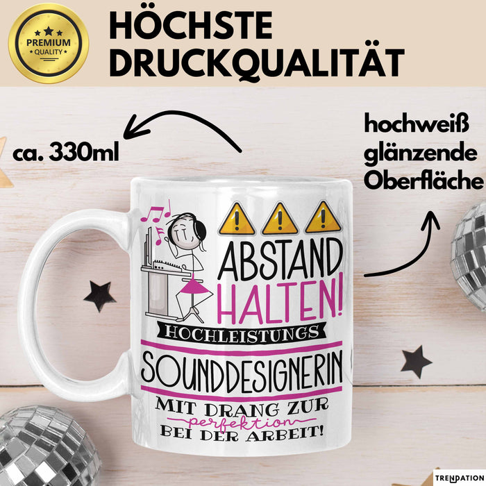 Sounddesignerin Tasse Geschenk Lustig Abstand Halten Hochleistungs-Sounddesignerin Mit Drang Zur Perfektion Bei Der Arbeit Weiß Trendation