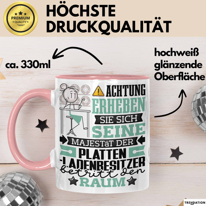 Plattenladenbesitzer Geschenk Tasse Lustiger Spruch Erheben Sie Sich Der Plattenladenbesitzer Betritt den Raum Rosa Trendation