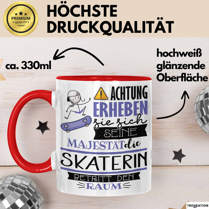 Skaterin Tasse Geschenk Lustiger Spruch Bitte Erheben Sie Sich Seine Majestät Die Skaterin Betritt Den Raum Rot Trendation