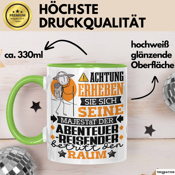 Abenteurreisender Geschenk Tasse Lustiger Spruch Erheben Sie Sich Der Abenteurreisender Betritt den Raum Grün Trendation