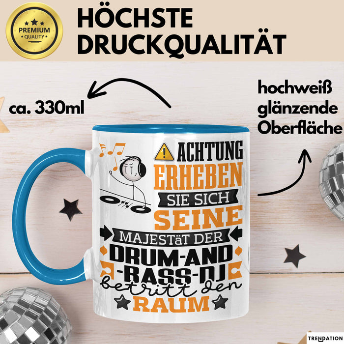 Drum-and-Bass-DJ Geschenk Tasse Lustiger Spruch Erheben Sie Sich Der Drum-and-Bass-DJ Betritt den Raum Blau Trendation