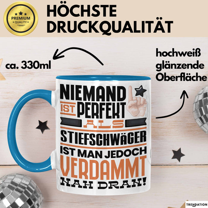Stiefschwäger Geschenk Tasse Lustige Geschenkidee für Stiefschwäger Geburtstag Kaffee-Becher Niemand Ist Perfekt Aber Als Stiefschwäger Ist Man Nah Dran Blau Trendation