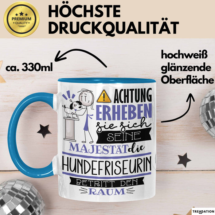 Hundefriseurin Tasse Geschenk Lustiger Spruch Bitte Erheben Sie Sich Seine Majestät Die Hundefriseurin Betritt Den Raum Blau Trendation