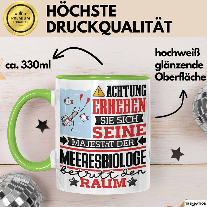 Meeresbiologe Geschenk Tasse Lustiger Spruch Erheben Sie Sich Der Meeresbiologe Betritt den Raum Grün Trendation