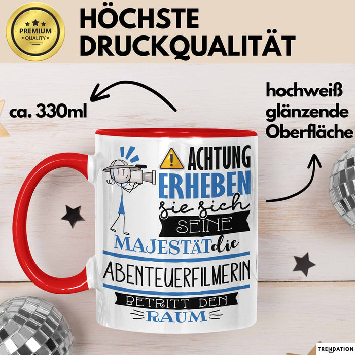 Abenteuerfilmerin Tasse Geschenk Lustiger Spruch Bitte Erheben Sie Sich Seine Majestät Die Abenteuerfilmerin Betritt Den Raum Rot Trendation