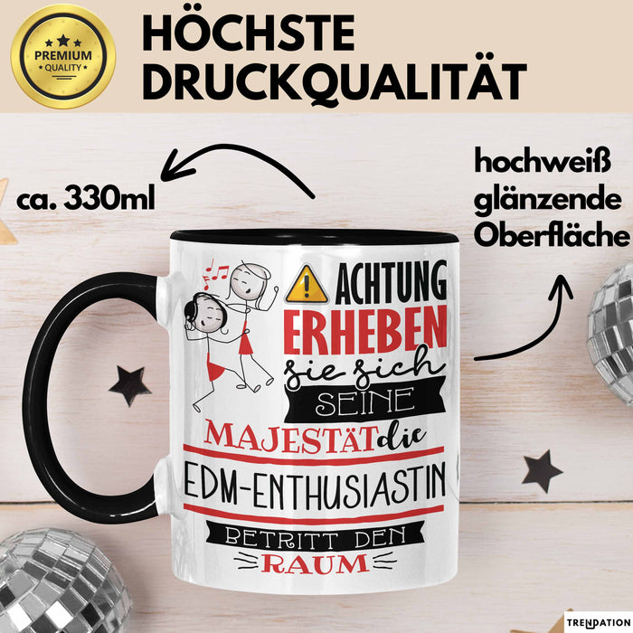 EDM-Enthusiastin Tasse Geschenk Lustiger Spruch Bitte Erheben Sie Sich Seine Majestät Die EDM-Enthusiastin Betritt Den Raum Schwarz Trendation