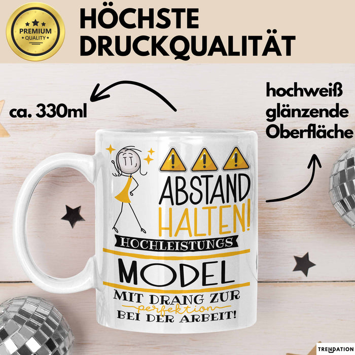 Model Tasse Geschenk Lustig Abstand Halten Hochleistungs-Model Mit Drang Zur Perfektion Bei Der Arbeit Weiß Trendation