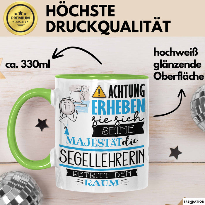 Segellehrerin Tasse Geschenk Lustiger Spruch Bitte Erheben Sie Sich Seine Majestät Die Segellehrerin Betritt Den Raum Grün Trendation
