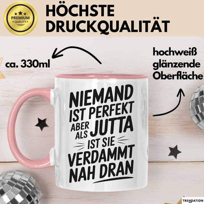 Jutta Tasse Geschenk Niemand Ist Perfekt Jutta Verdammt Nah Dran Geschenkidee Rosa Trendation