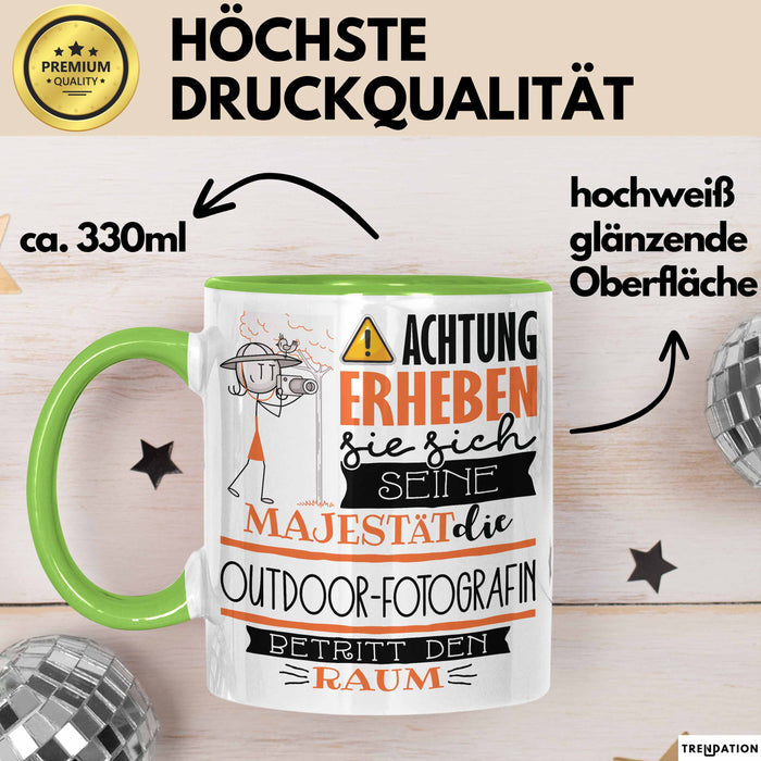 Outdoor-Fotografin Tasse Geschenk Lustiger Spruch Bitte Erheben Sie Sich Seine Majestät Die Outdoor-Fotografin Betritt Den Raum Grün Trendation