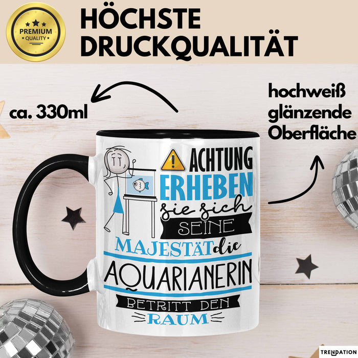 Aquarianerin Tasse Geschenk Lustiger Spruch Bitte Erheben Sie Sich Seine Majestät Die Aquarianerin Betritt Den Raum Schwarz Trendation