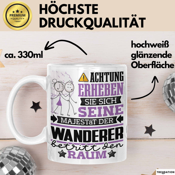 Wanderer Geschenk Tasse Lustiger Spruch Erheben Sie Sich Der Wanderer Betritt den Raum Weiß Trendation