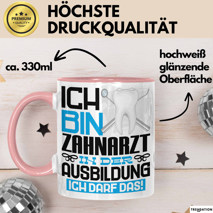 Zahnarzt Ausbildung Tasse Geschenk Ich Bin Zahnarzt In Der Ausbildung Ich Darf Das Geschenkidee Spruch Rosa Trendation