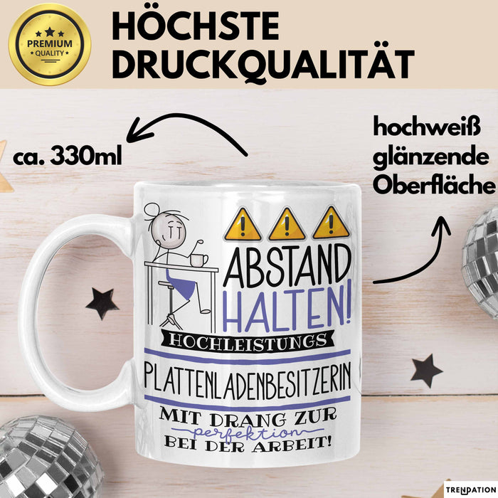 Plattenladenbesitzerin Tasse Geschenk Lustig Abstand Halten Hochleistungs-Plattenladenbesitzerin Mit Drang Zur Perfektion Bei Der Arbeit Weiß Trendation