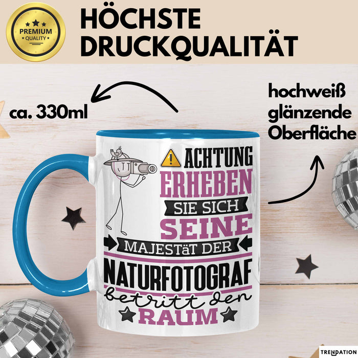 Naturfotograf Geschenk Tasse Lustiger Spruch Erheben Sie Sich Der Naturfotograf Betritt den Raum Blau Trendation