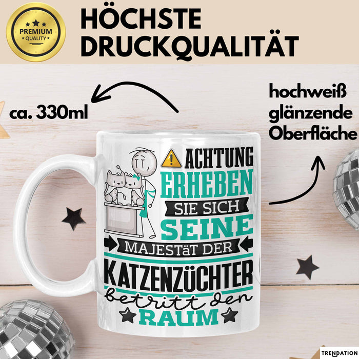 Katzenzüchter Geschenk Tasse Lustiger Spruch Erheben Sie Sich Der Katzenzüchter Betritt den Raum Weiß Trendation