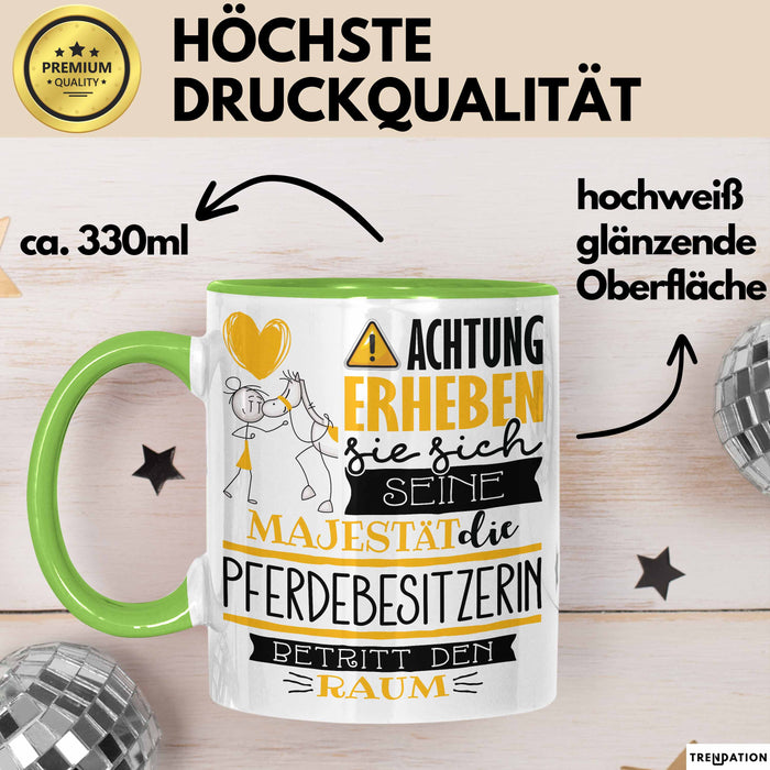 Pferdebesitzerin Tasse Geschenk Lustiger Spruch Bitte Erheben Sie Sich Seine Majestät Die Pferdebesitzerin Betritt Den Raum Grün Trendation