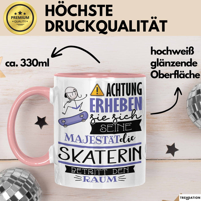 Skaterin Tasse Geschenk Lustiger Spruch Bitte Erheben Sie Sich Seine Majestät Die Skaterin Betritt Den Raum Rosa Trendation