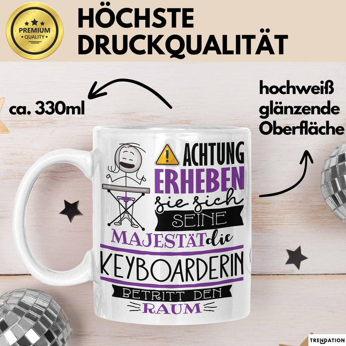 Keyboarderin Tasse Geschenk Lustiger Spruch Bitte Erheben Sie Sich Seine Majestät Die Keyboarderin Betritt Den Raum Weiß Trendation