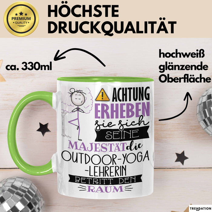 Outdoor-Yoga-Lehrerin Tasse Geschenk Lustiger Spruch Bitte Erheben Sie Sich Seine Majestät Die Outdoor-Yoga-Lehrerin Betritt Den Raum Grün Trendation