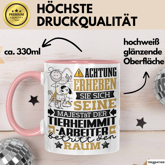 Tierheimmitarbeiter Geschenk Tasse Lustiger Spruch Erheben Sie Sich Der Tierheimmitarbeiter Betritt den Raum Rosa Trendation