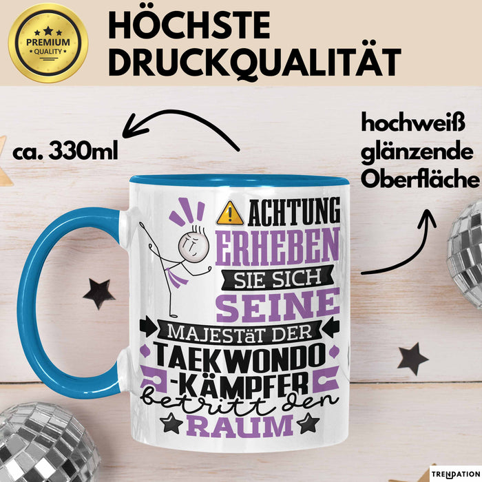 Taekwondo-Kämpfer Geschenk Tasse Lustiger Spruch Erheben Sie Sich Der Taekwondo-Kämpfer Betritt den Raum Blau Trendation