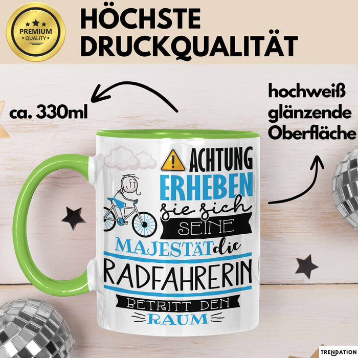 Radfahrerin Tasse Geschenk Lustiger Spruch Bitte Erheben Sie Sich Seine Majestät Die Radfahrerin Betritt Den Raum Grün Trendation