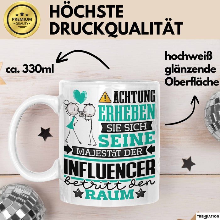 Influencer Geschenk Tasse Lustiger Spruch Erheben Sie Sich Der Influencer Betritt den Raum Weiß Trendation