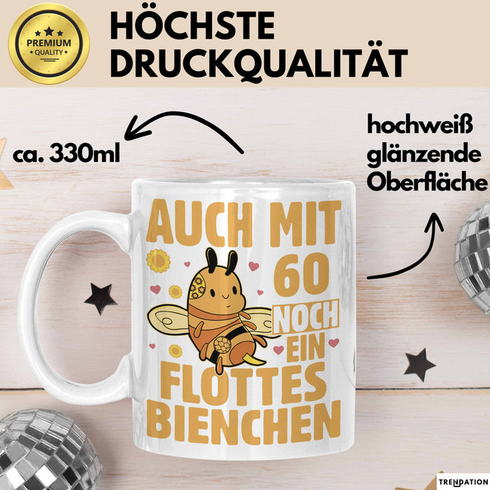 60. Geburtstag Tasse Geschenk Frauen Mutter Lustig Auch mit 60 Noch Ein Flottes Bienchen Kaffee-Becher Weiß Trendation