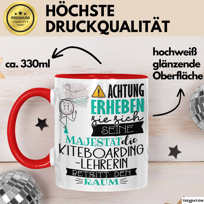 Kiteboarding-Lehrerin Tasse Geschenk Lustiger Spruch Bitte Erheben Sie Sich Seine Majestät Die Kiteboarding-Lehrerin Betritt Den Raum Rot Trendation