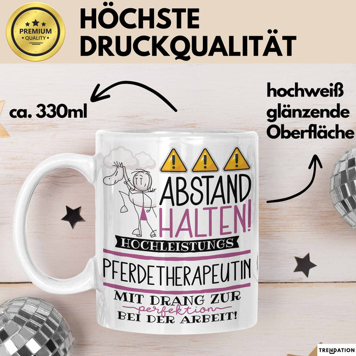 Pferdetherapeutin Tasse Geschenk Lustig Abstand Halten Hochleistungs-Pferdetherapeutin Mit Drang Zur Perfektion Bei Der Arbeit Weiß Trendation