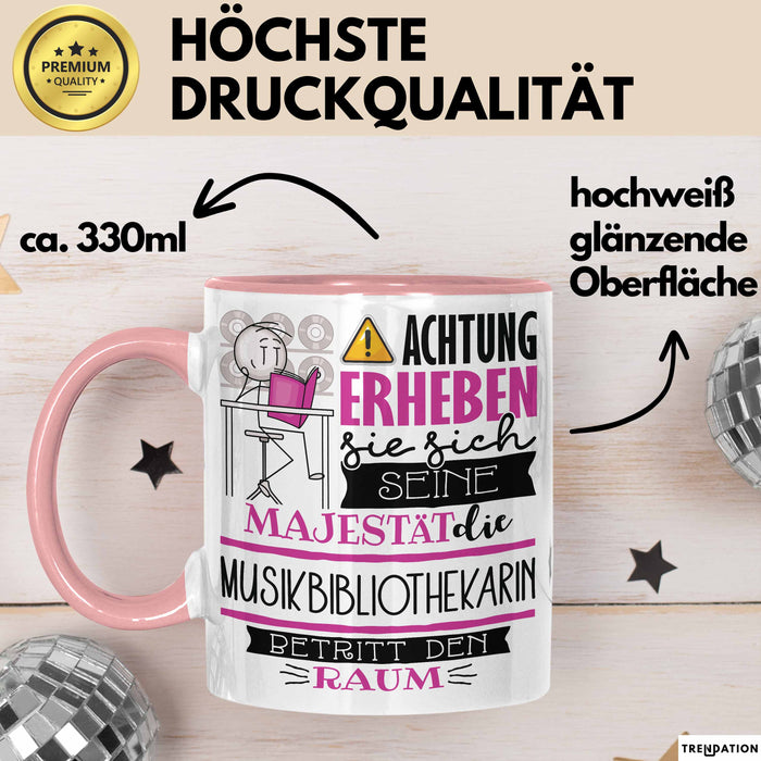 Musikbibliothekarin Tasse Geschenk Lustiger Spruch Bitte Erheben Sie Sich Seine Majestät Die Musikbibliothekarin Betritt Den Raum Rosa Trendation