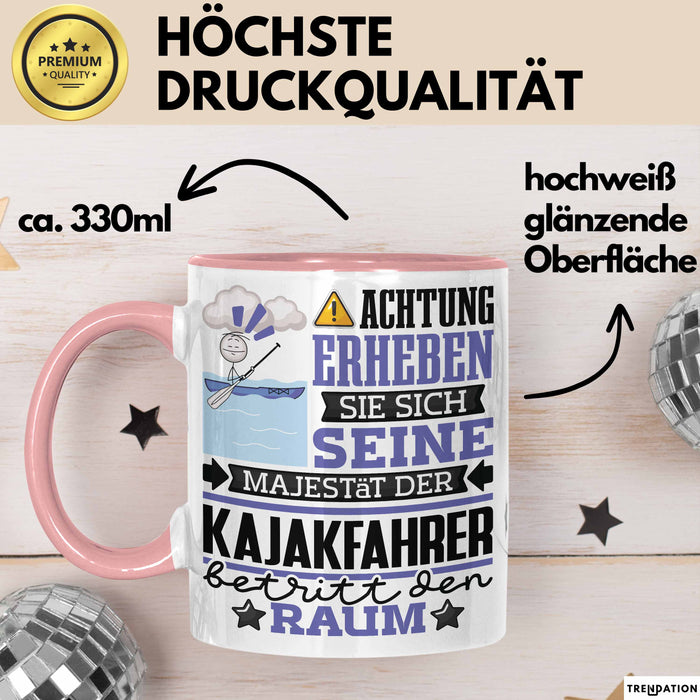 Kajakfahrer Geschenk Tasse Lustiger Spruch Erheben Sie Sich Der Kajakfahrer Betritt den Raum Rosa Trendation