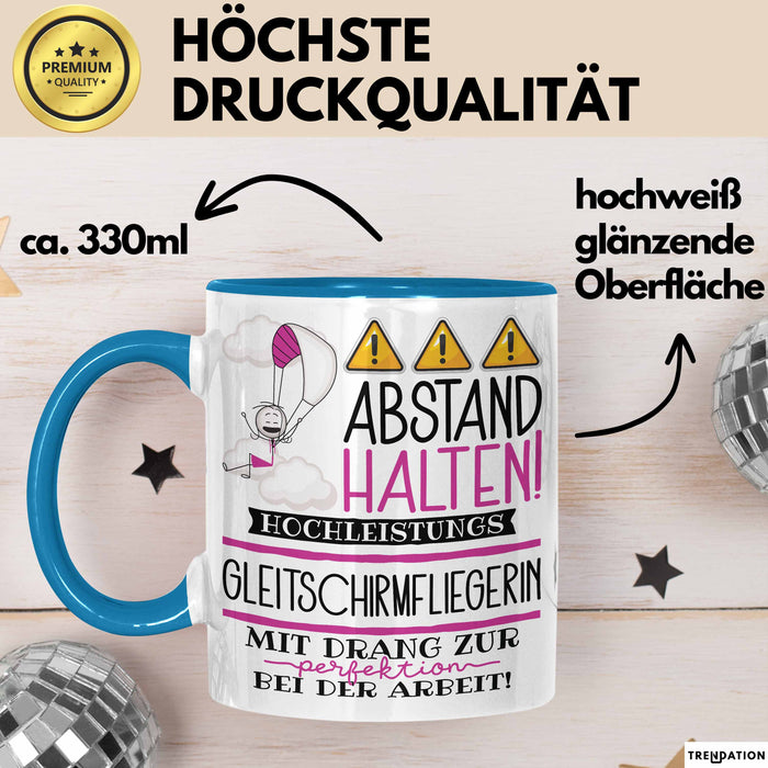 Gleitschirmfliegerin Tasse Geschenk Lustig Abstand Halten Hochleistungs-Gleitschirmfliegerin Mit Drang Zur Perfektion Bei Der Arbeit Blau Trendation