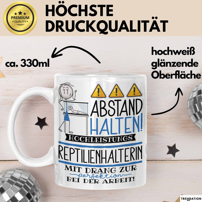 Reptilienhalterin Tasse Geschenk Lustig Abstand Halten Hochleistungs-Reptilienhalterin Mit Drang Zur Perfektion Bei Der Arbeit Weiß Trendation