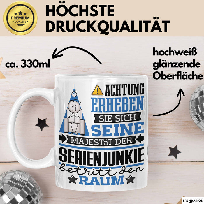 Serienjunkie Geschenk Tasse Lustiger Spruch Erheben Sie Sich Der Serienjunkie Betritt den Raum Weiß Trendation