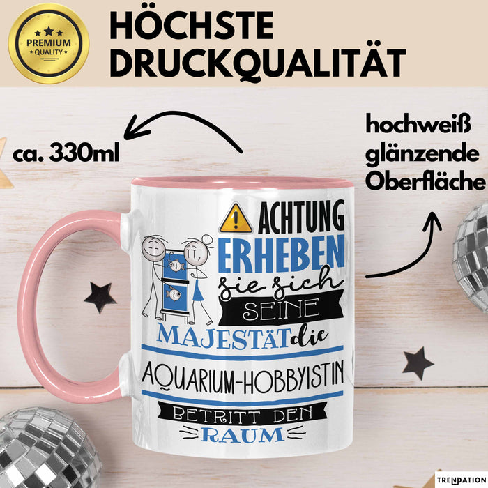 Aquarium-Hobbyistin Tasse Geschenk Lustiger Spruch Bitte Erheben Sie Sich Seine Majestät Die Aquarium-Hobbyistin Betritt Den Raum Rosa Trendation